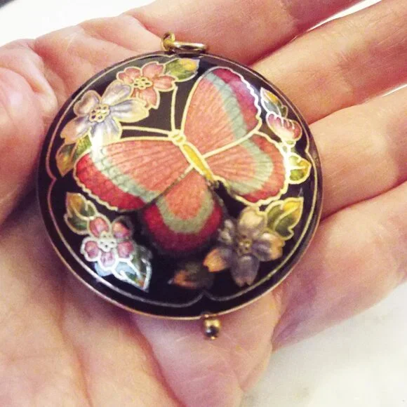 VINTAGE LARGE PUFFY CLOISONNE BUTTERFLY ROUND PENDANT A - Picture 2 of 2